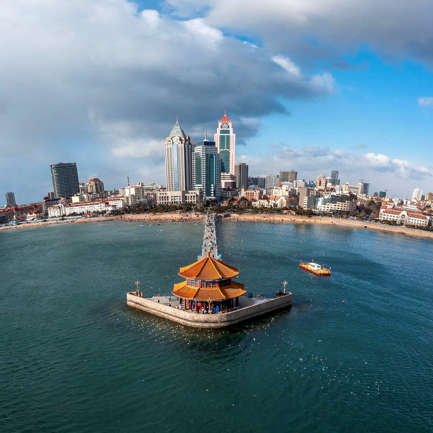 Vista aérea do Píer Zhanqiao e do pavilhão Huilan em Qingdao