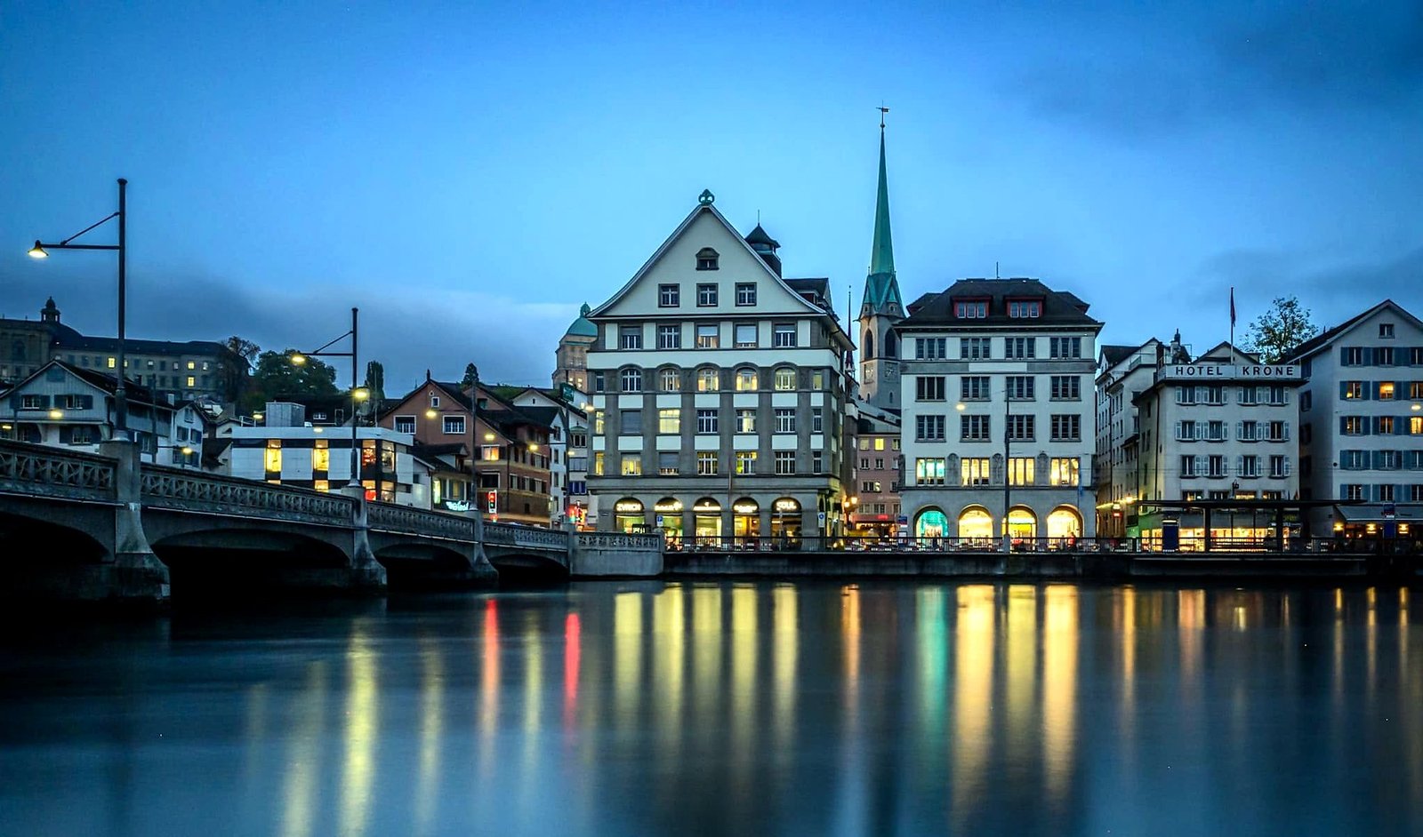 Margem do rio Limmat iluminada à noite em Zurique