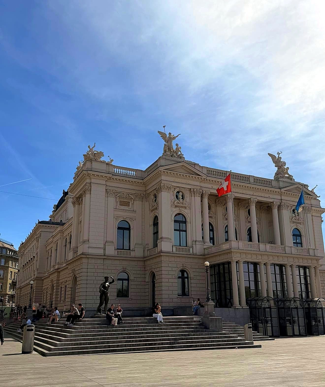 Ópera de Zurique na praça Sechseläutenplatz