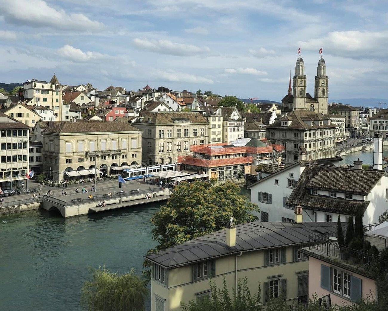 Vista de Zurique com o rio Limmat e as torres da igreja Grossmünster