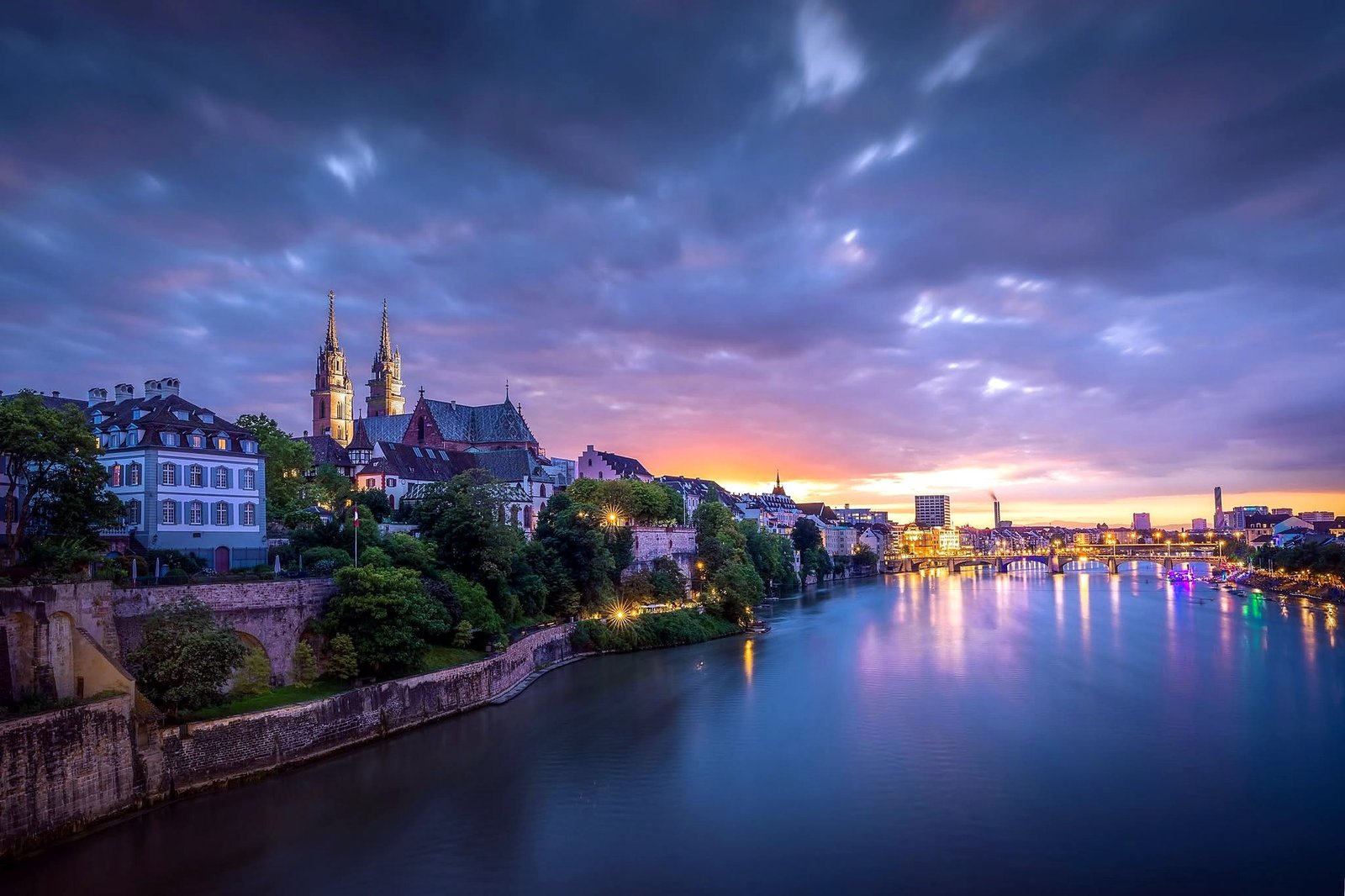 Catedral de Basileia às margens do rio Reno ao pôr do sol