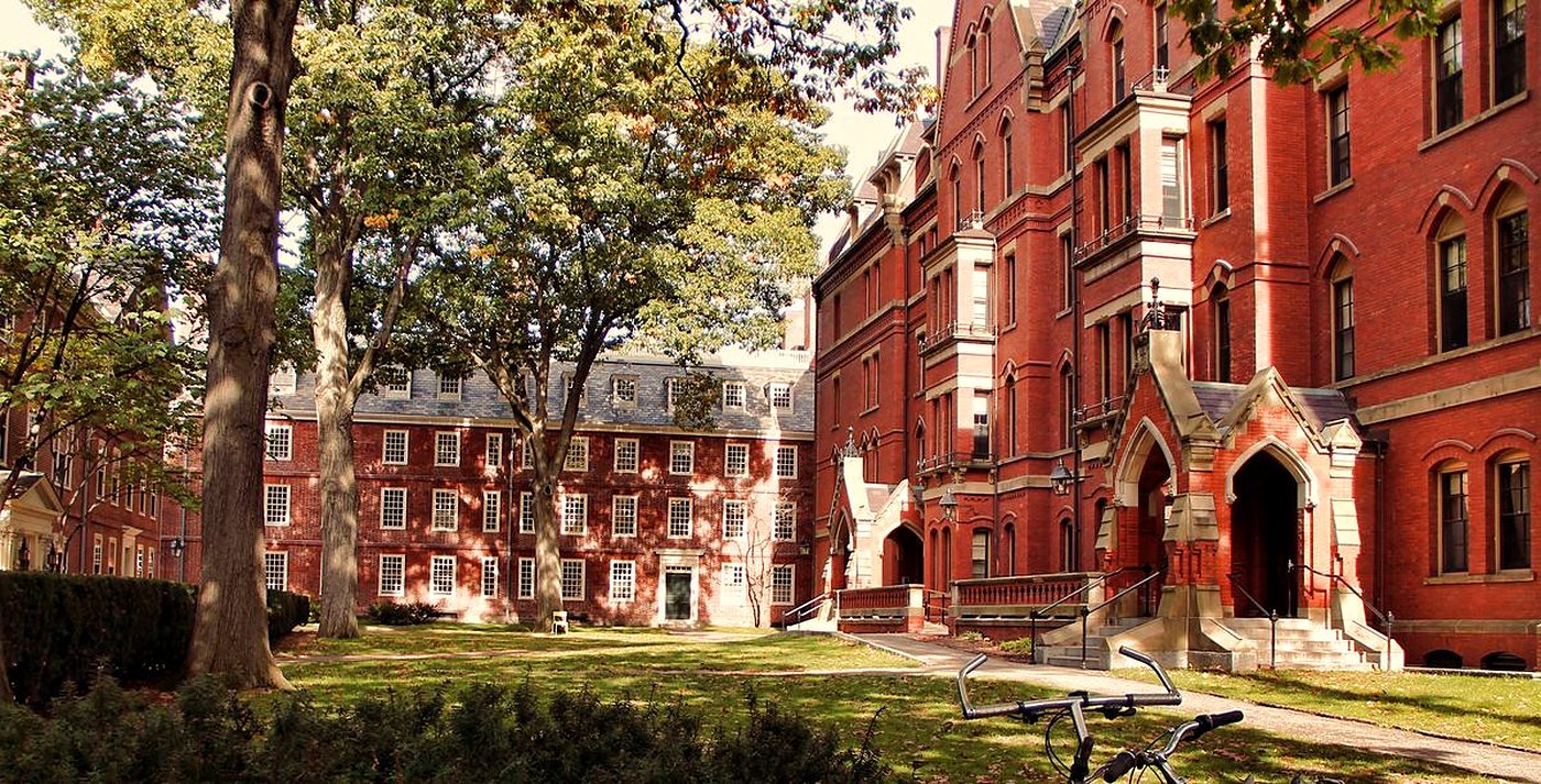 Prédios históricos de tijolos vermelhos no Harvard Yard, em Cambridge