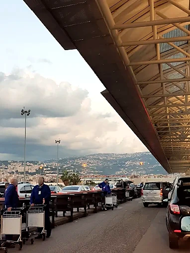 Saída do aeroporto de Beirute com as montanhas ao fundo