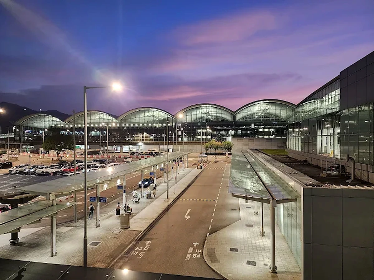 Aeroporto Internacional de Hong Kong ao entardecer, ponto de partida do transfer