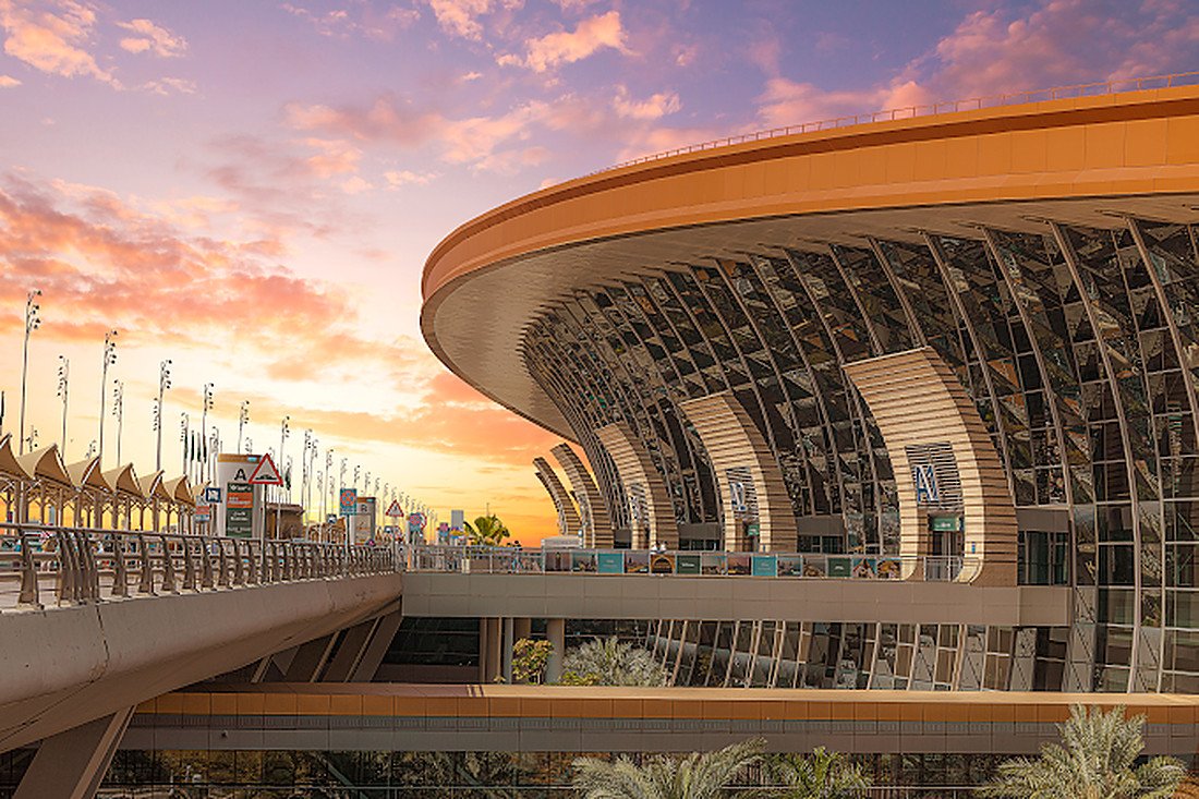 Terminal 1 do Aeroporto Internacional King Abdulaziz, em Jeddah, ao entardecer