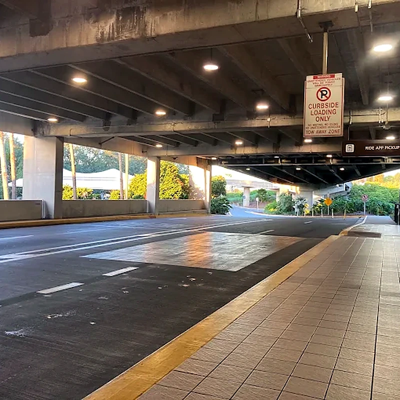 Área de embarque no Aeroporto de Orlando