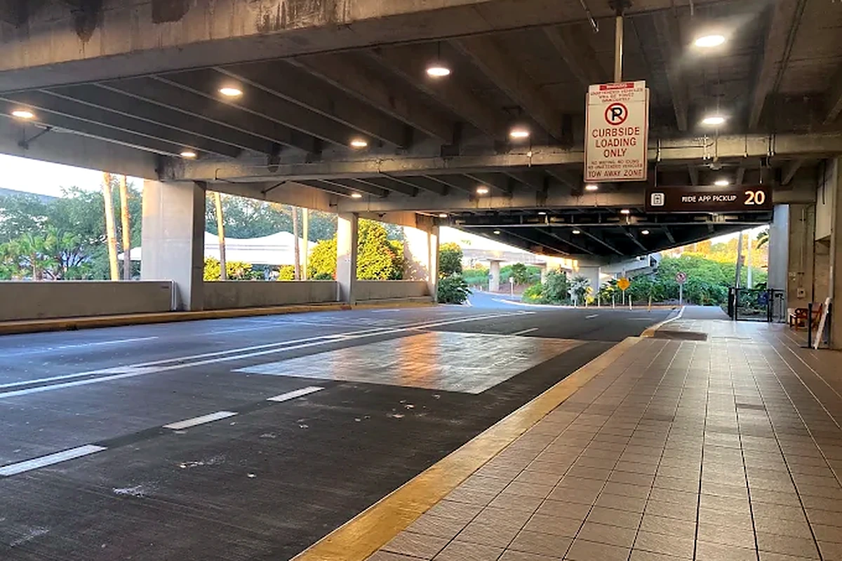 Área de embarque no Aeroporto de Orlando