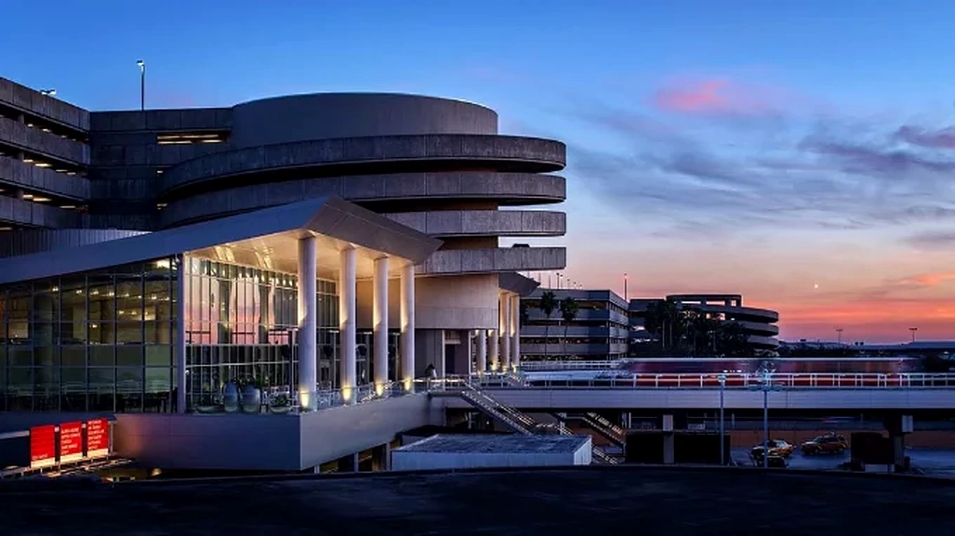 Terminal do Aeroporto Internacional de Tampa ao entardecer