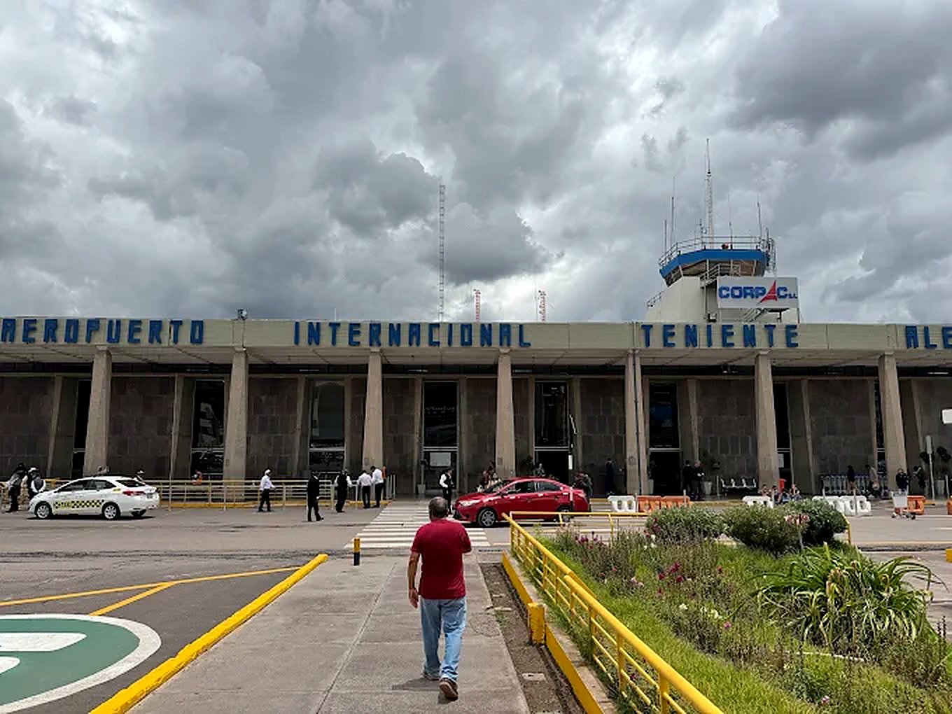 Fachada do Aeroporto Internacional Alejandro Velasco Astete, em Cusco