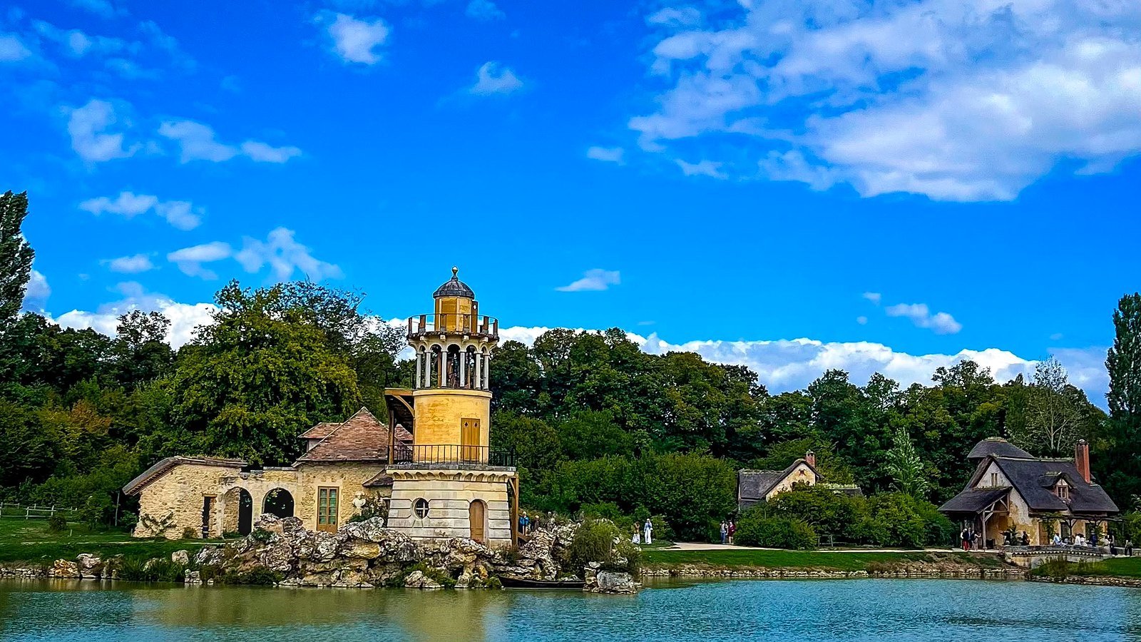Torre de Marlborough no lago da Aldeia da Rainha, em Versalhes