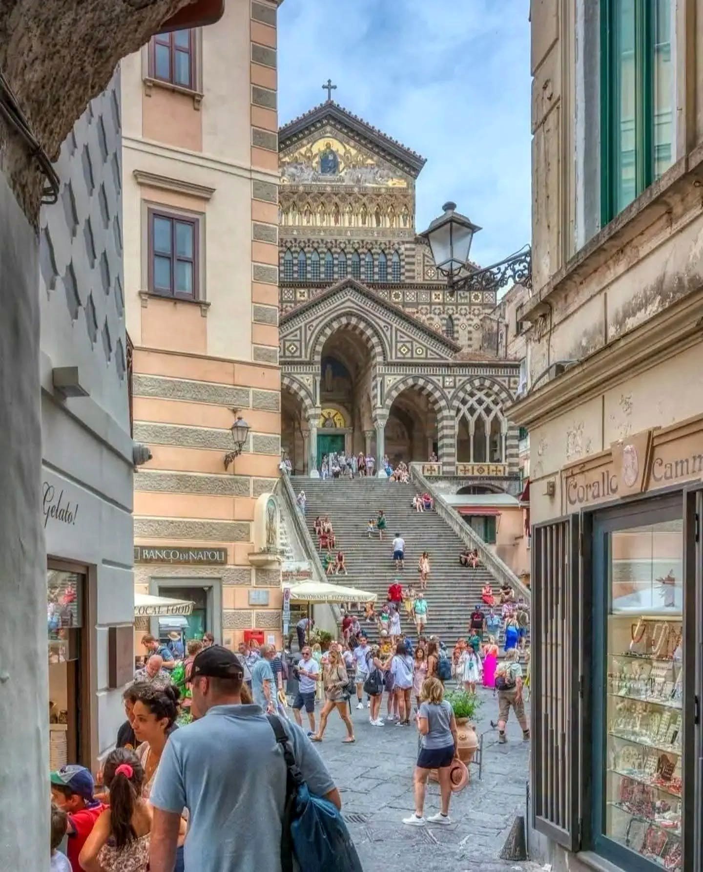 Escadaria e fachada da Catedral de Sant'Andrea na Piazza Duomo em Amalfi