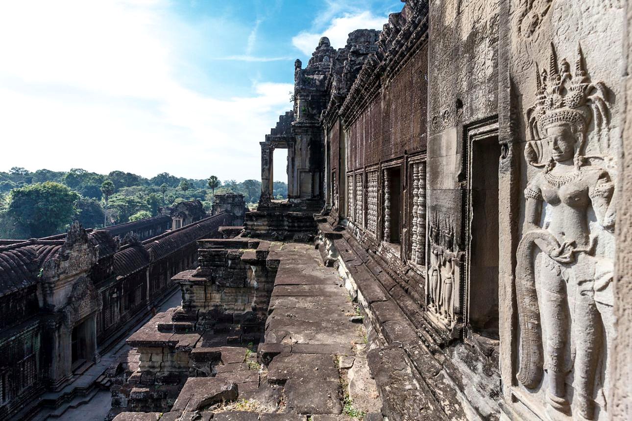 Apsara esculpida em baixo-relevo na parede de Angkor Wat