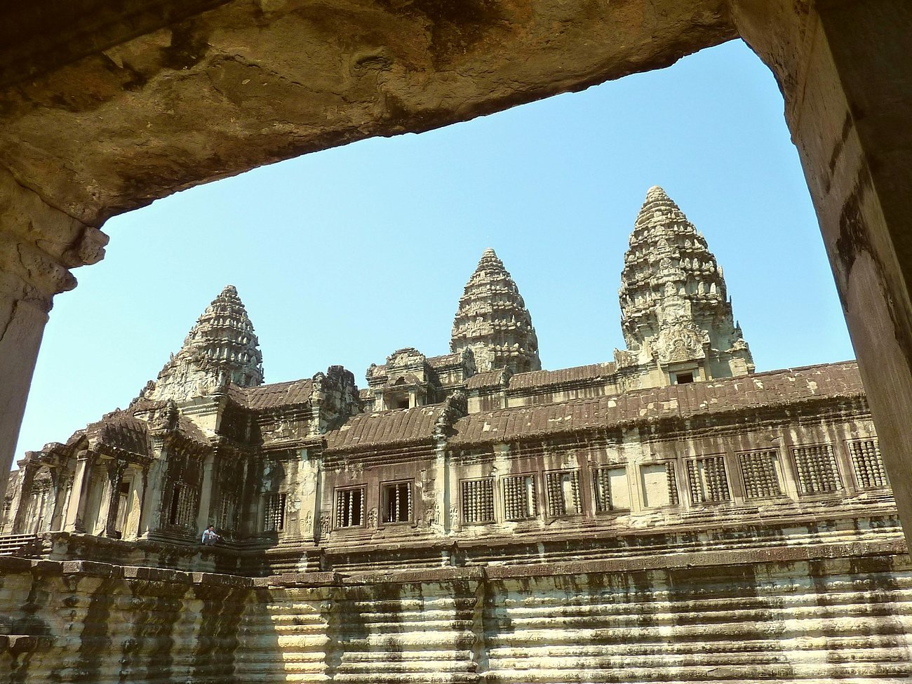 Torres de Angkor Wat vistas de dentro de uma galeria do templo