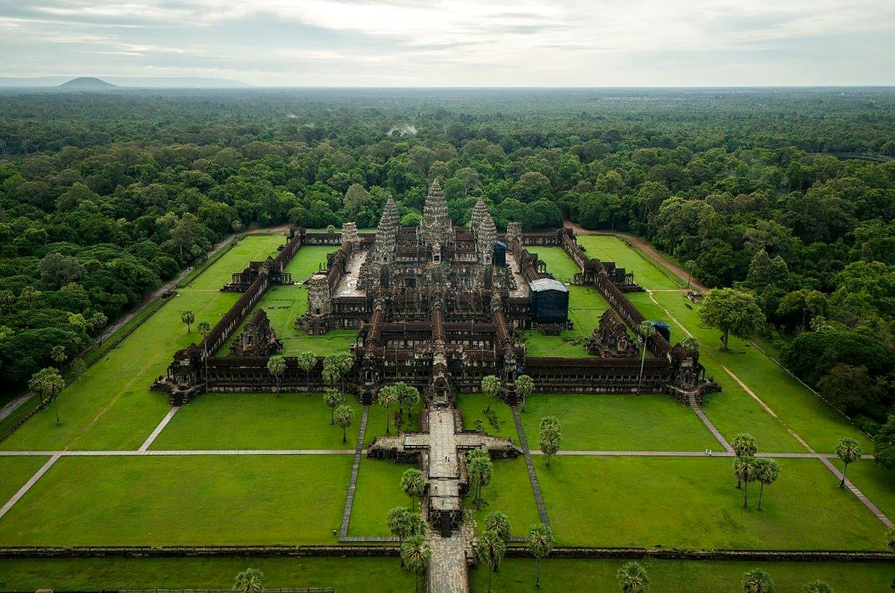 Vista a&eacute;rea de Angkor Wat cercado pela floresta, em Siem Reap, Camboja