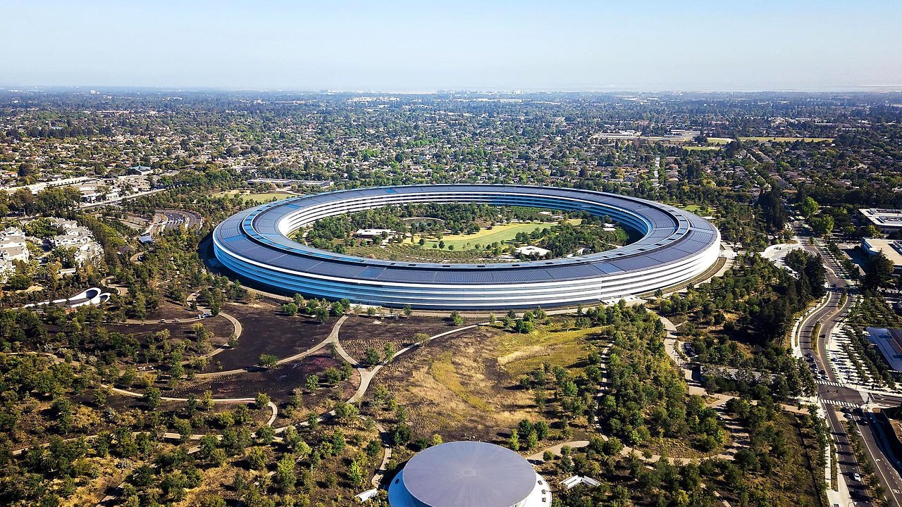 Vista aérea do Apple Park em Cupertino, sede da Apple e da WWDC
