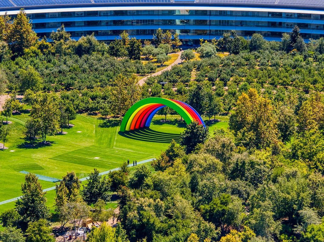 Vista aérea do Apple Park em Cupertino, com o arco colorido no jardim interior