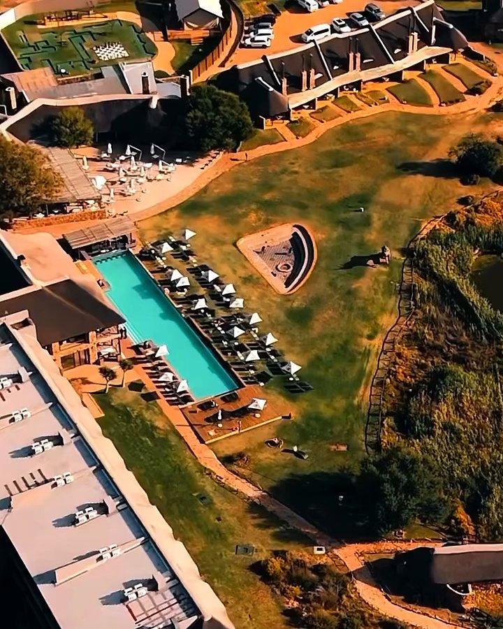 Vista aérea do lodge e da piscina do Aquila Private Game Reserve