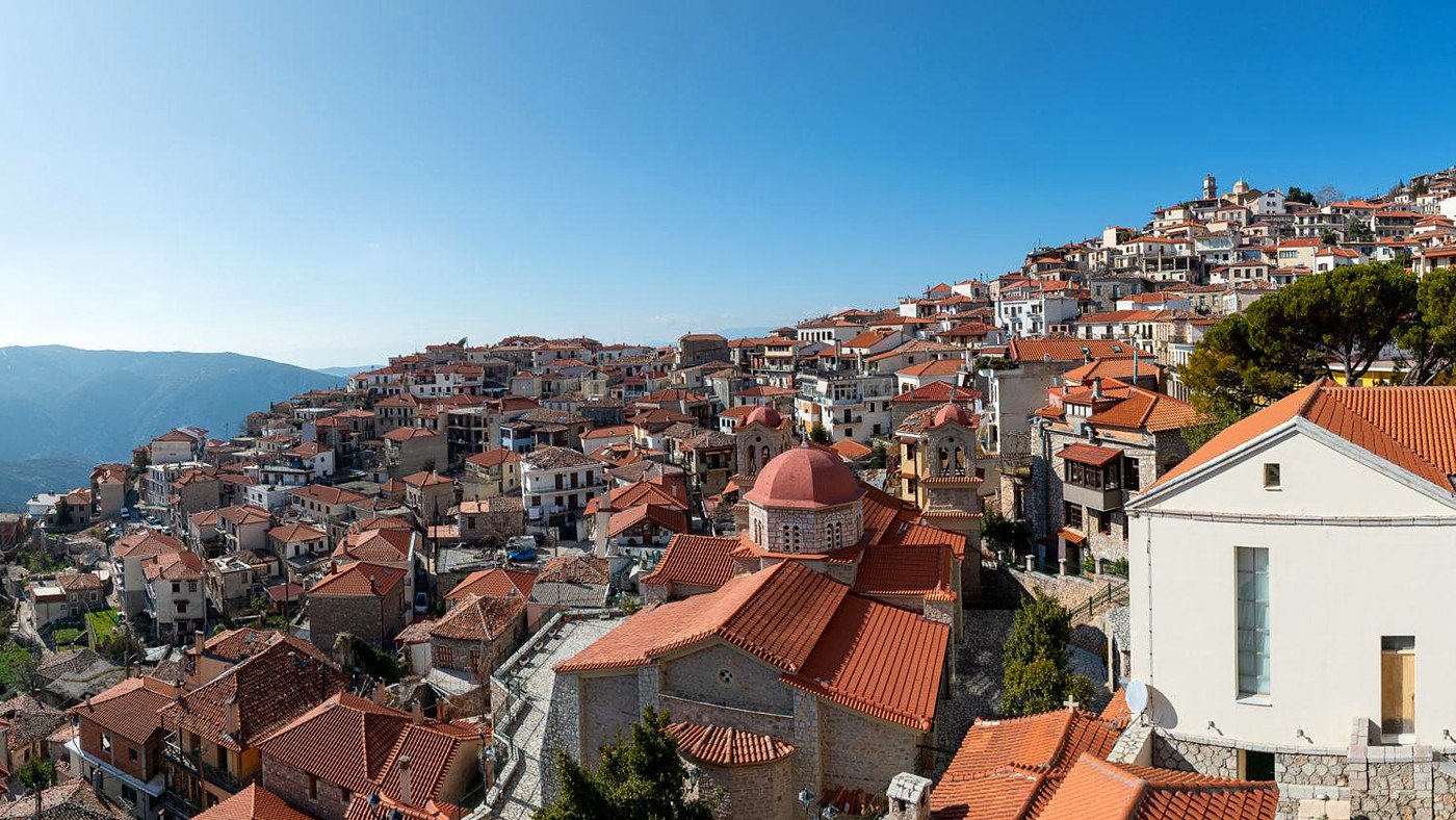 Vista panor&acirc;mica dos telhados e da igreja de Arachova, vila de montanha perto de Delfos