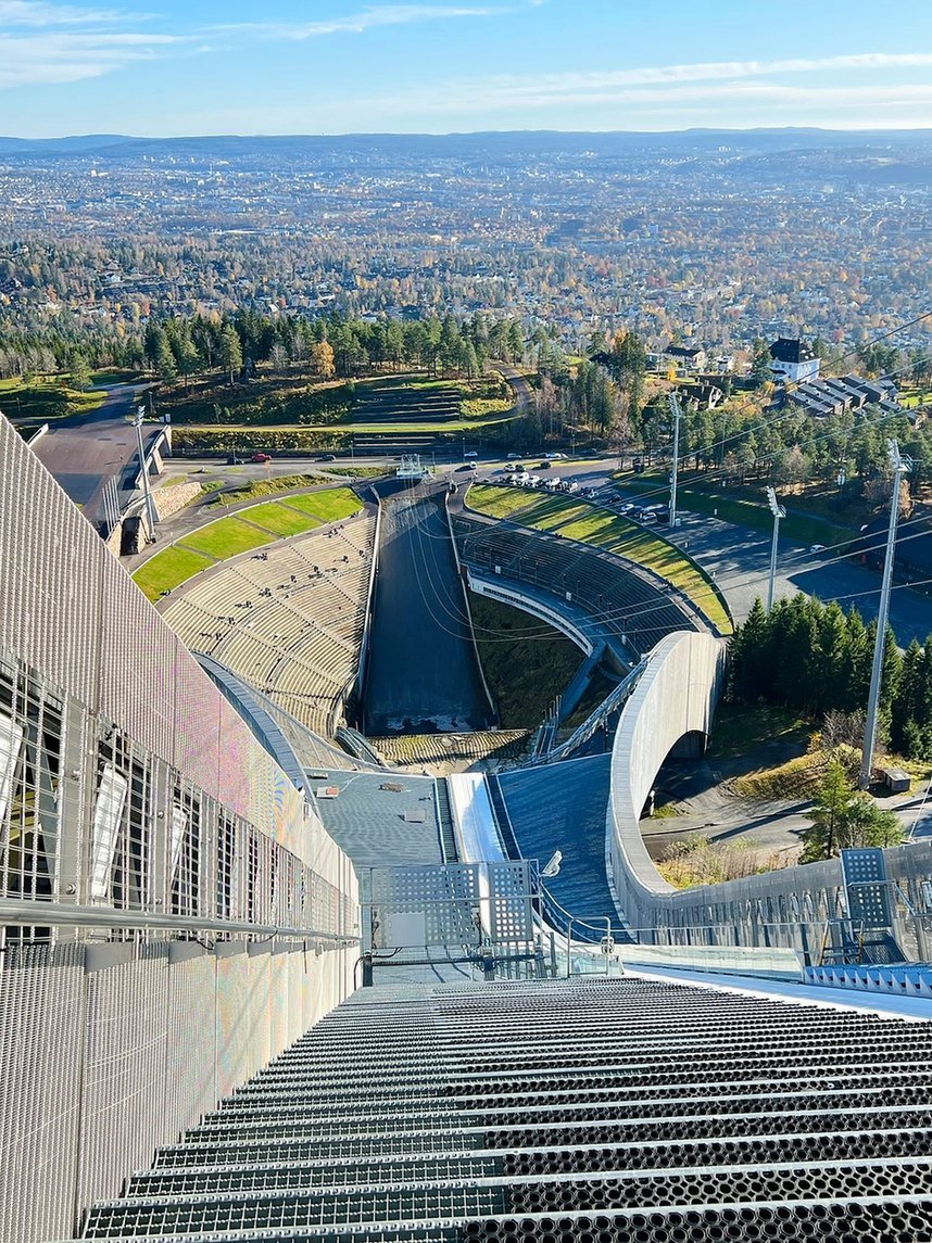 Vista de Oslo do topo da rampa de esqui de Holmenkollen