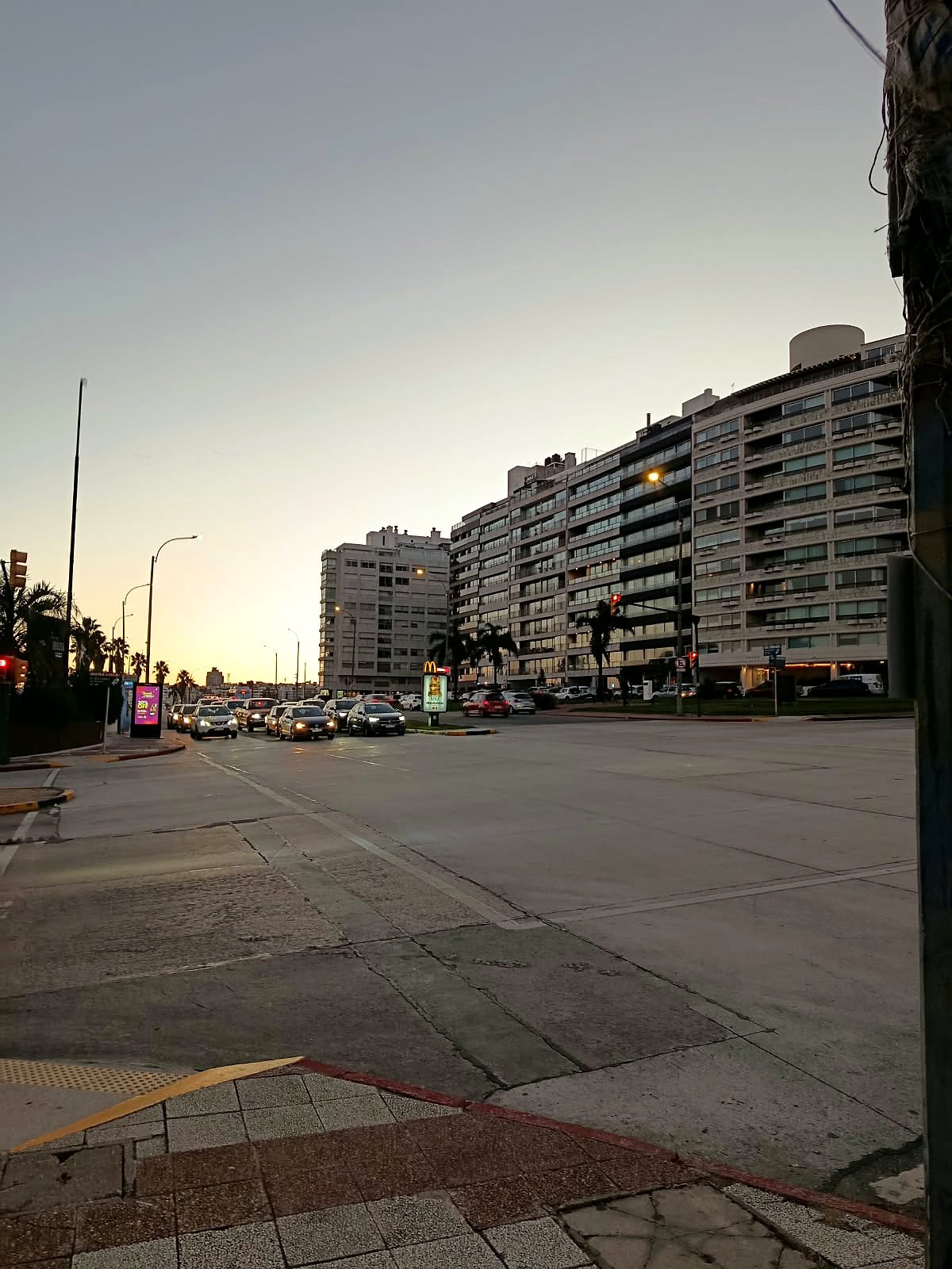 Avenida da Rambla de Montevidéu no fim de tarde, com prédios residenciais
