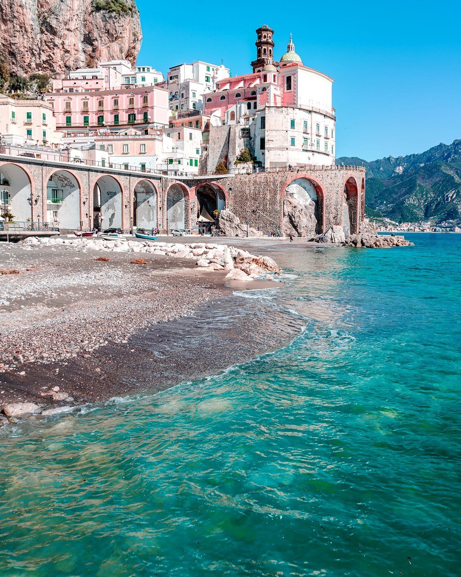 Casas rosadas de Atrani, arcos da estrada e a praia de pedrinhas