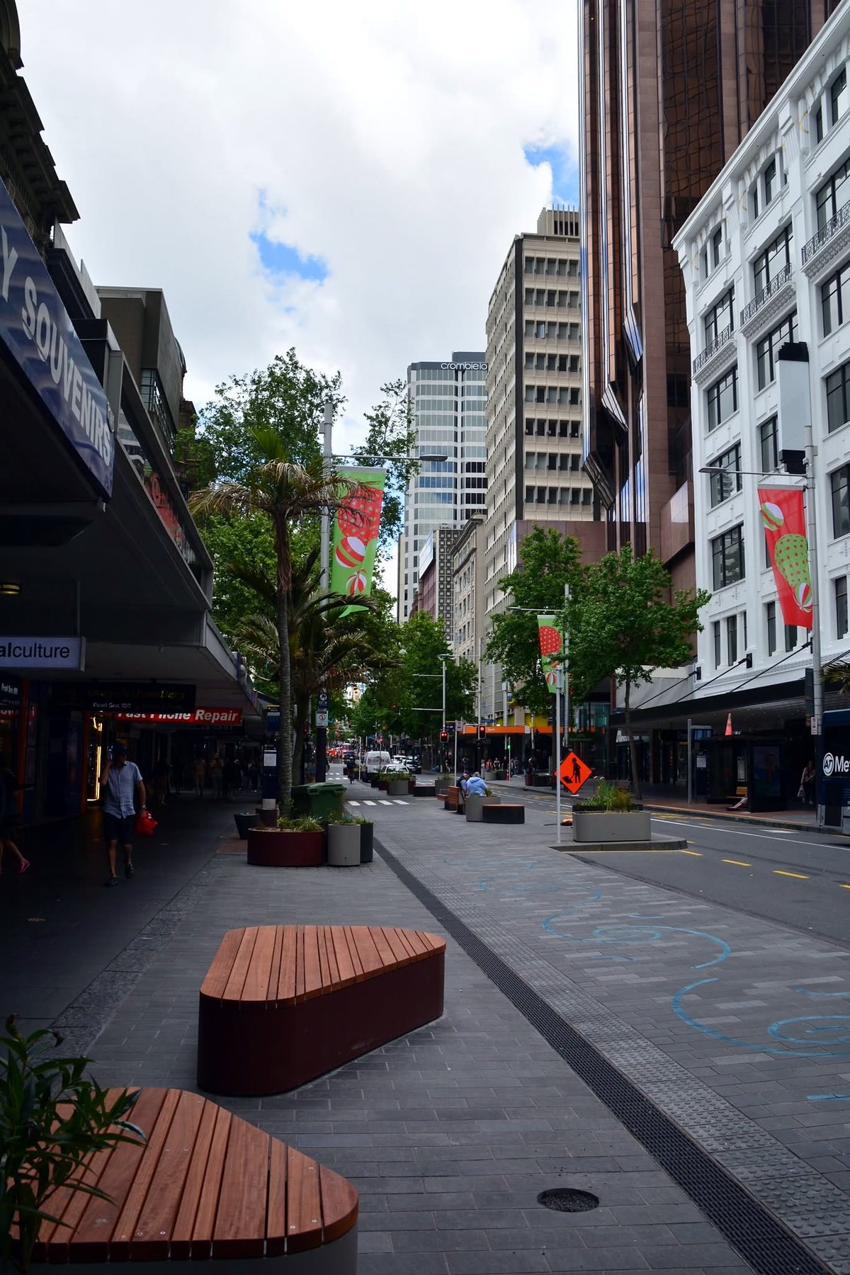 Calçadão com bancos de madeira no centro de Auckland