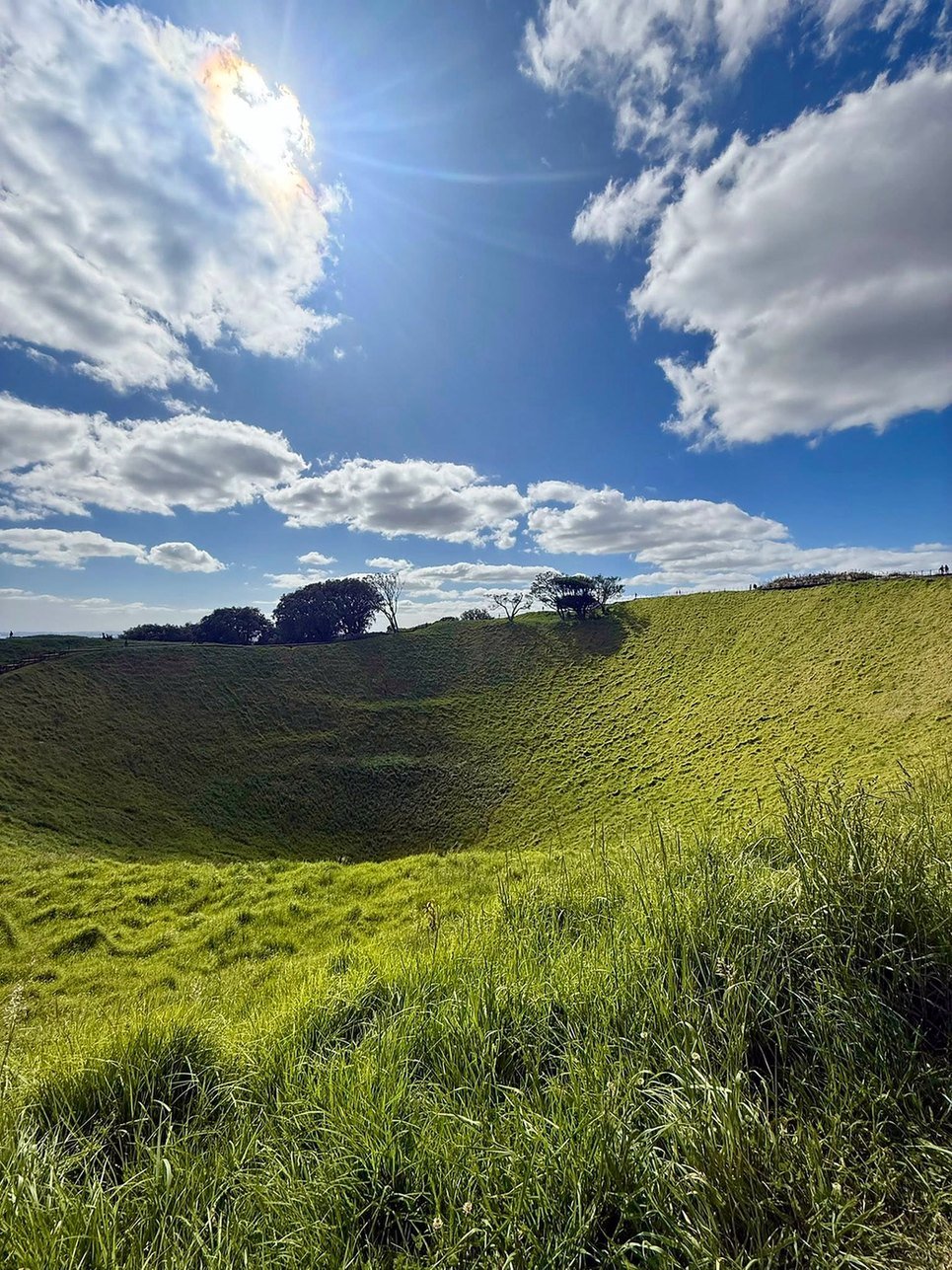 Cratera do vulcão Mount Eden, em Auckland, coberta de grama