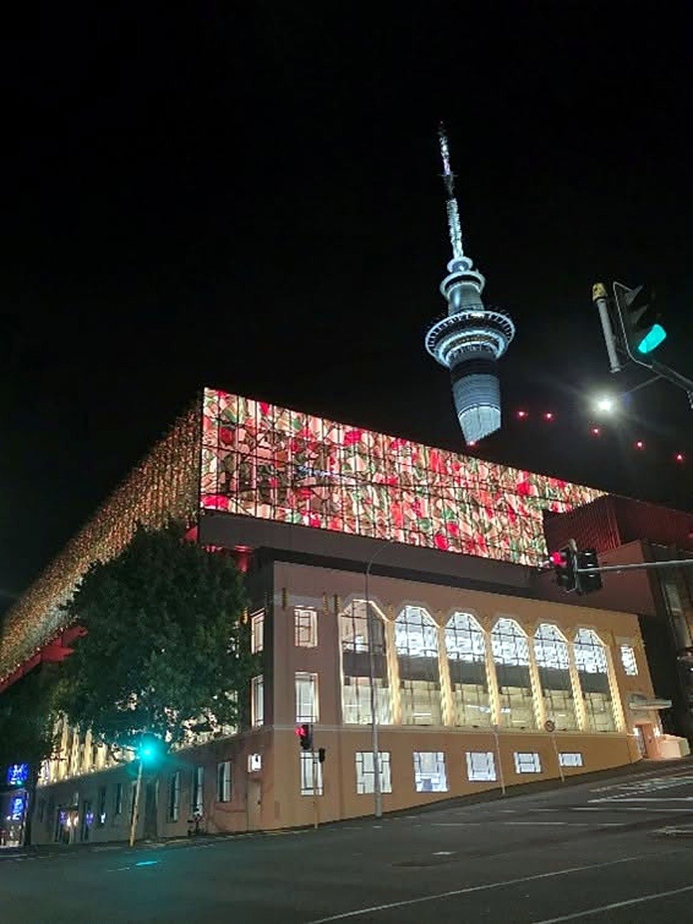 New Zealand International Convention Centre iluminado à noite com a Sky Tower