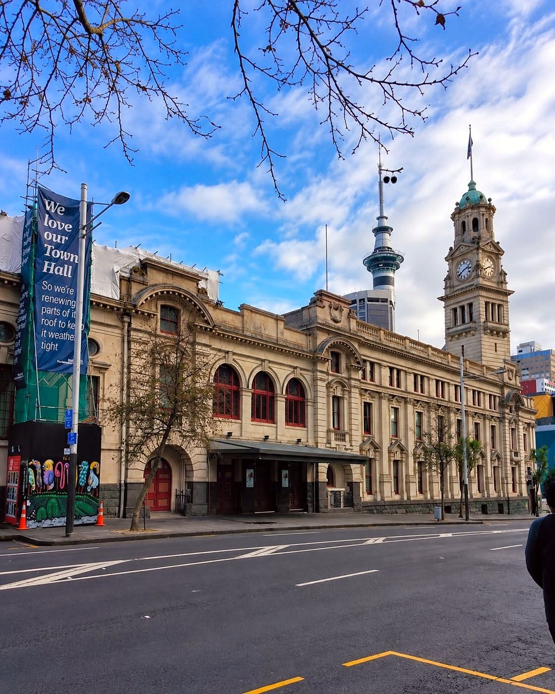 Prefeitura histórica de Auckland com a Sky Tower ao fundo