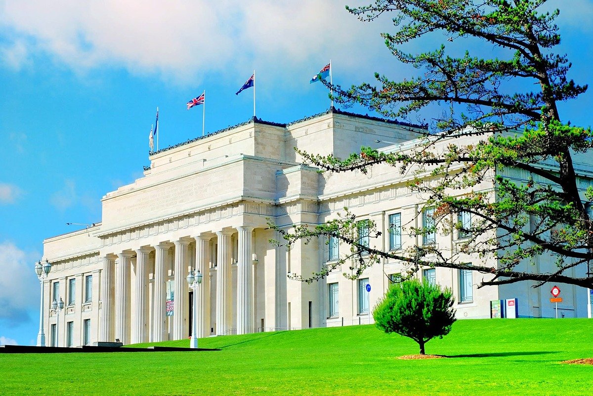 Fachada do Auckland War Memorial Museum no parque Auckland Domain