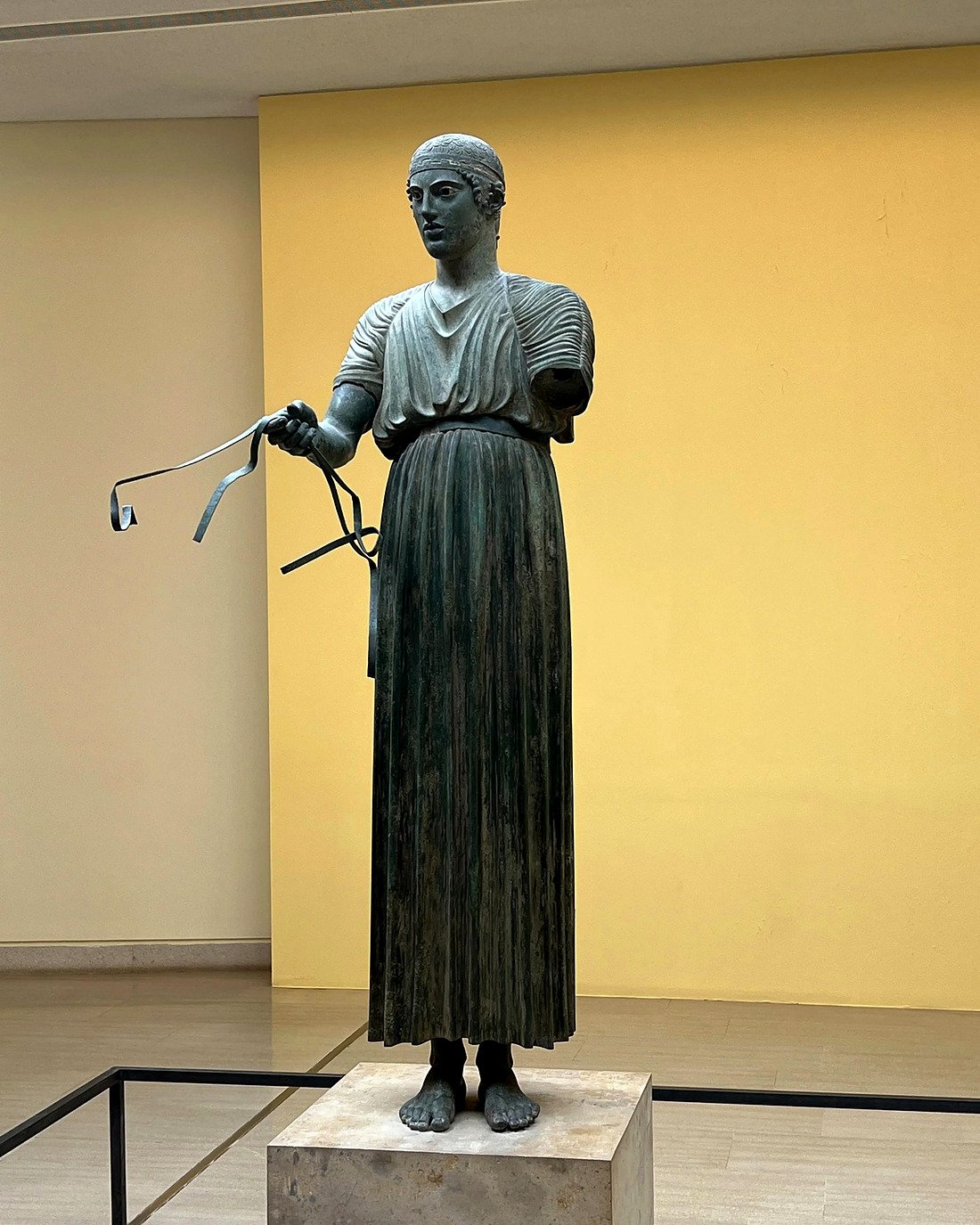 Est&aacute;tua de bronze do Auriga de Delfos exposta no Museu Arqueol&oacute;gico de Delfos