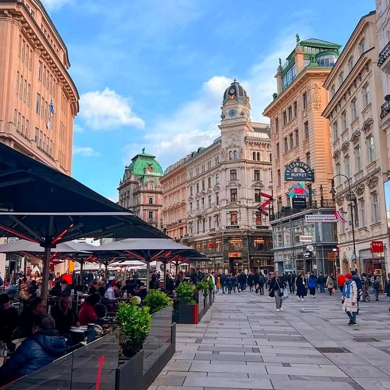 Rua Graben, com cafés e prédios históricos no centro de Viena