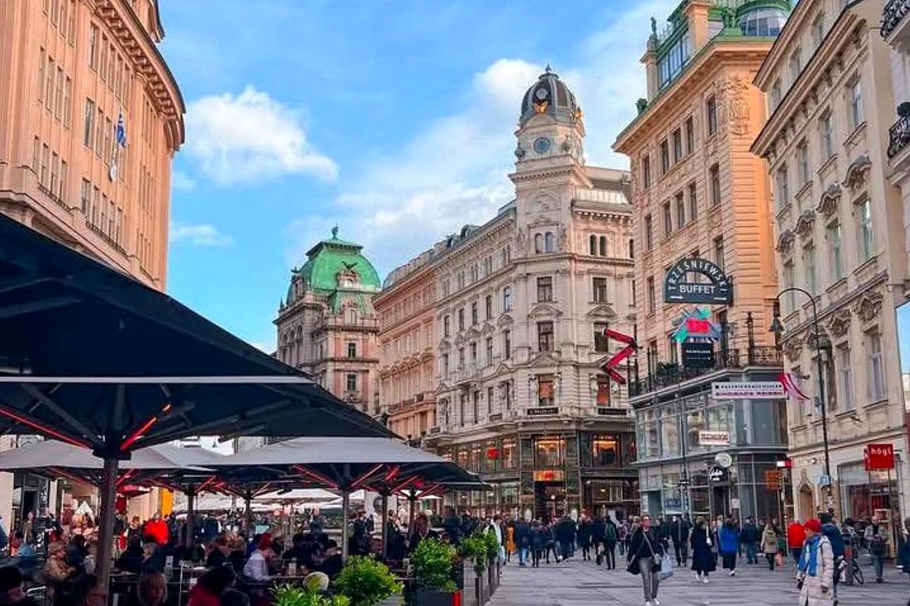Rua Graben, com cafés e prédios históricos no centro de Viena