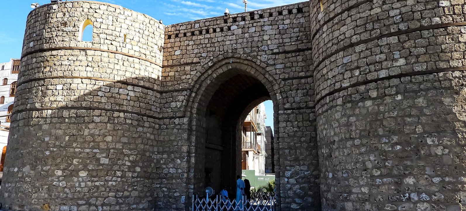 Bab Makkah, o portão histórico de pedra com torres redondas na entrada de Al-Balad, em Jeddah