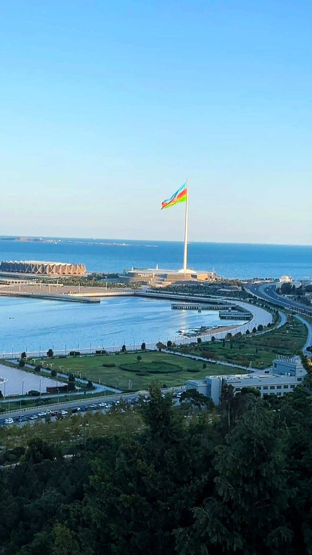 Vista de Baku, Azerbaijão, com a Praça da Bandeira Nacional e o Mar Cáspio