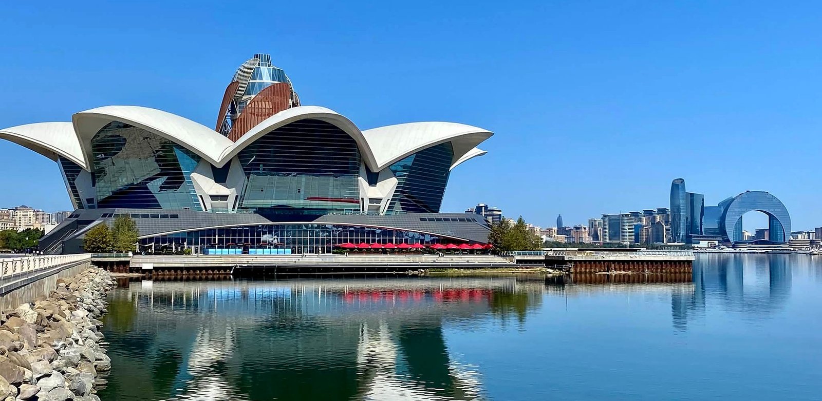 Deniz Mall em forma de flor de lótus na orla do Mar Cáspio em Baku