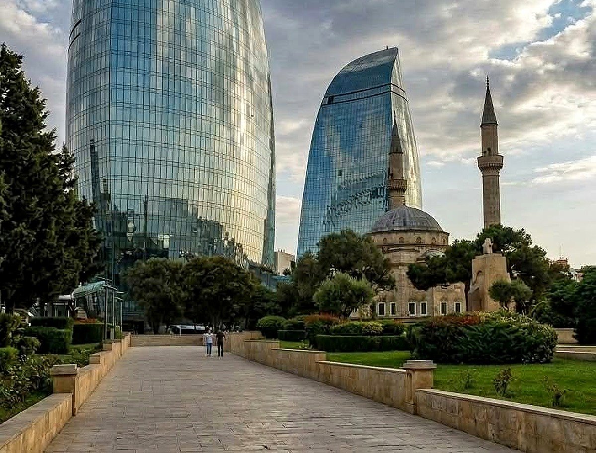 Mesquita da Alameda dos Mártires ao lado das Flame Towers em Baku