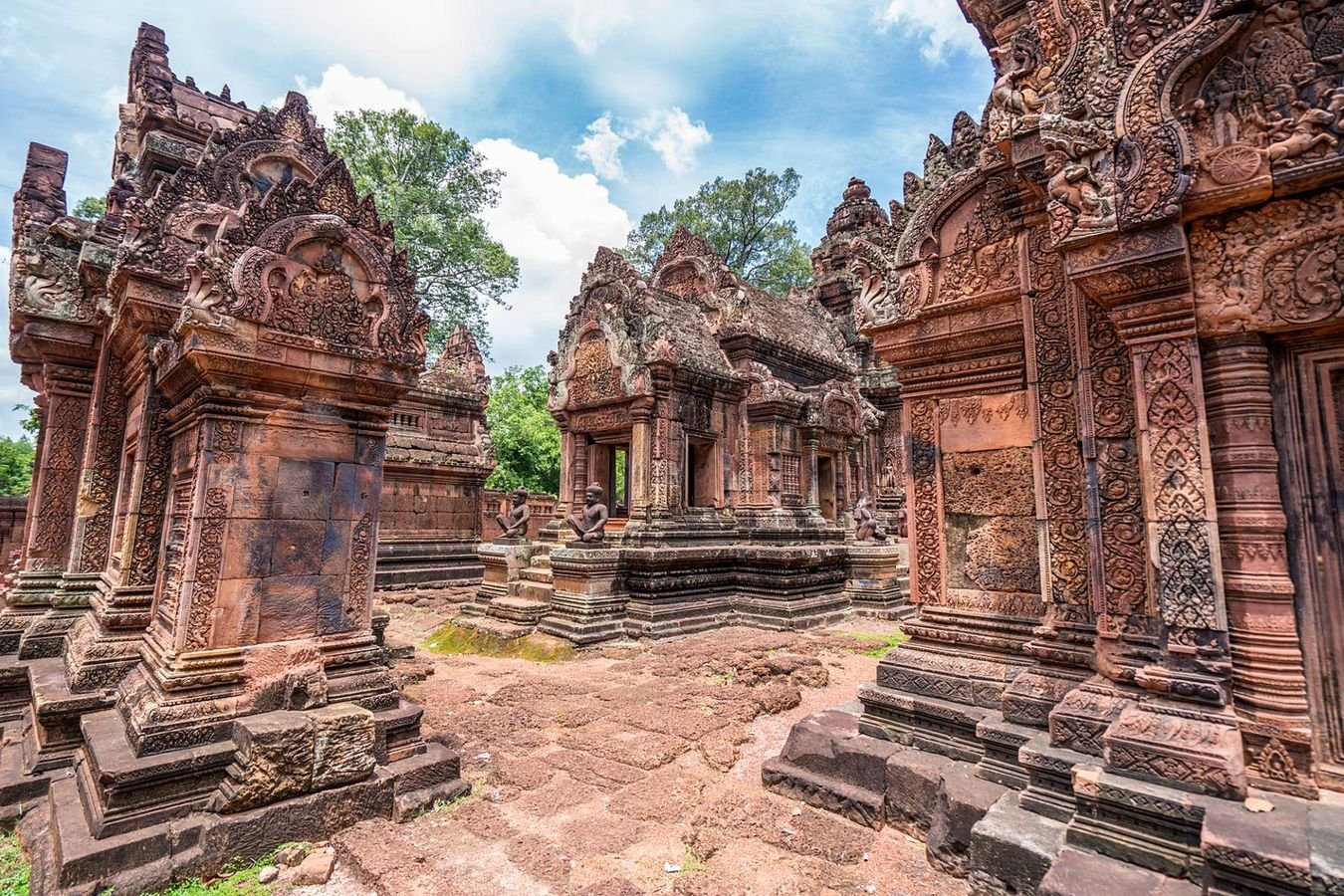 Santuários de arenito rosa com entalhes detalhados no templo Banteay Srei, perto de Siem Reap