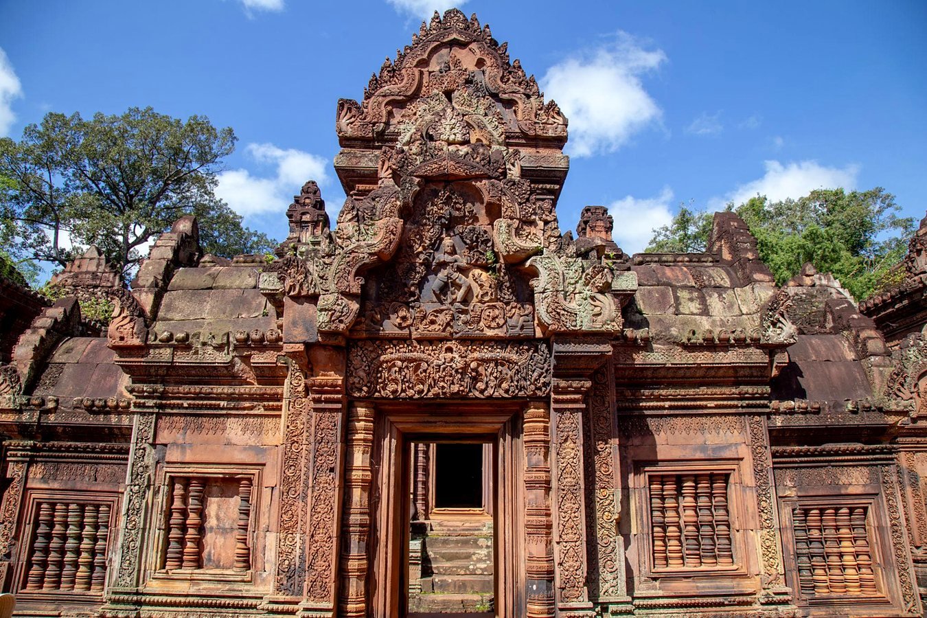 Portal entalhado do templo Banteay Srei, a joia da arte khmer