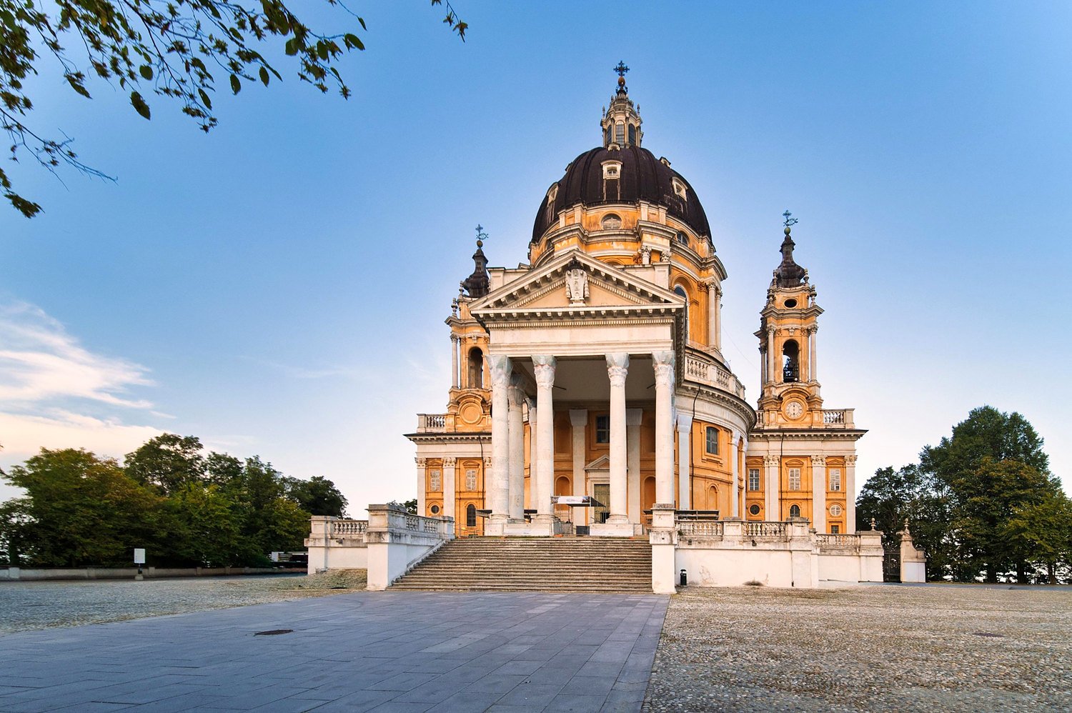 Fachada da Bas&iacute;lica de Superga com colunas e c&uacute;pula no alto da colina de Turim