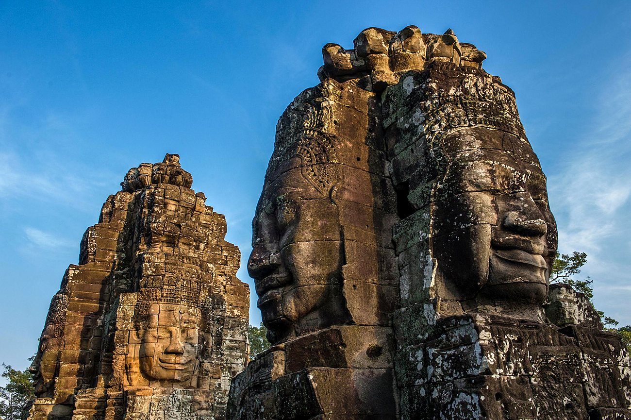 Rostos gigantes do Bayon iluminados pelo sol da tarde, em Angkor Thom