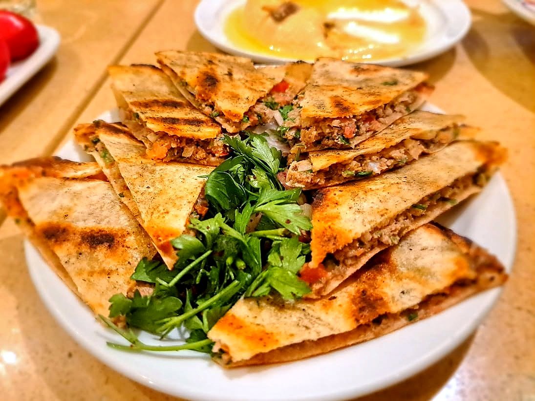 Arayes, pão árabe grelhado recheado de carne, comida típica de Beirute