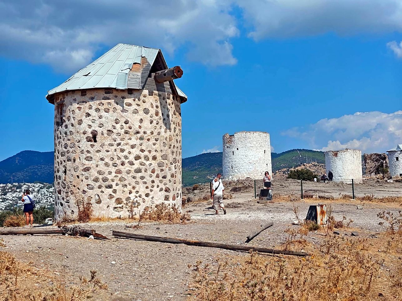 Moinhos de vento de pedra no alto de Bodrum, no litoral do Egeu