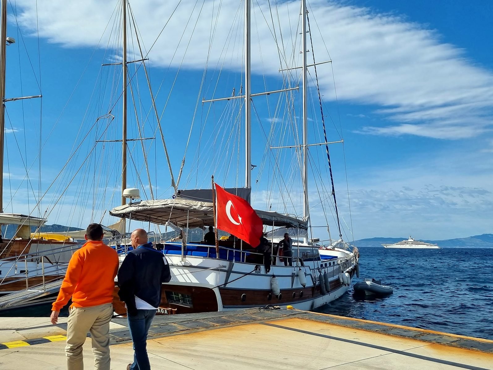 Gulet tradicional de madeira com bandeira da Turquia atracado na marina de Bodrum