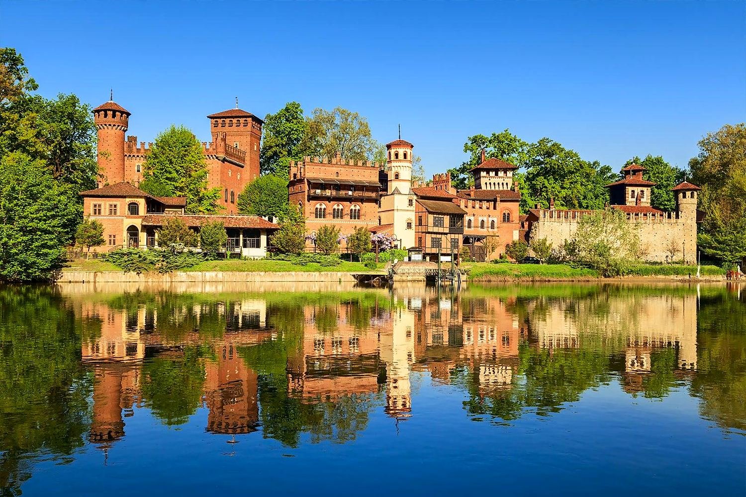 Borgo Medievale de Turim refletido no rio P&oacute;, no Parco del Valentino