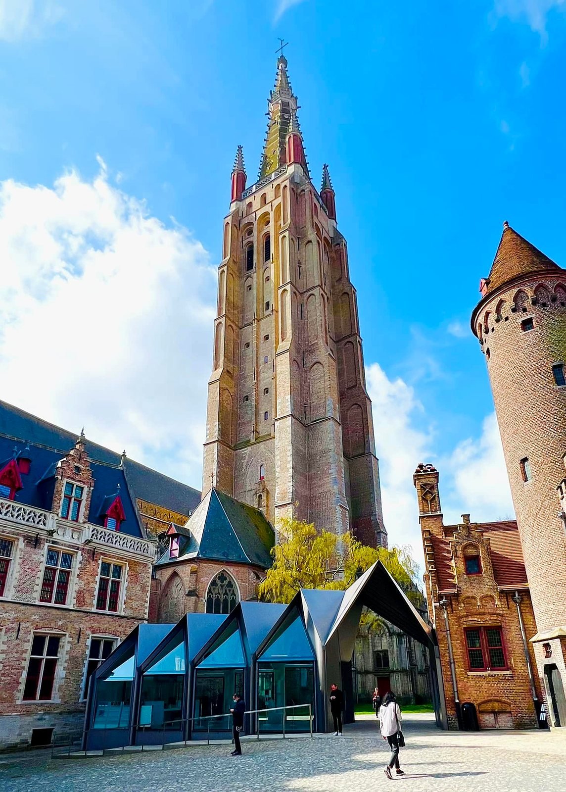 Torre de tijolos da Igreja de Nossa Senhora em Bruges, vista do pátio do Museu Gruuthuse