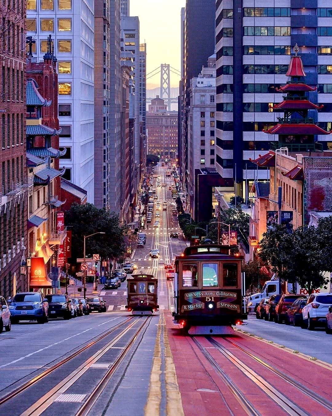 Cable car na California Street, com Chinatown e a Bay Bridge ao fundo