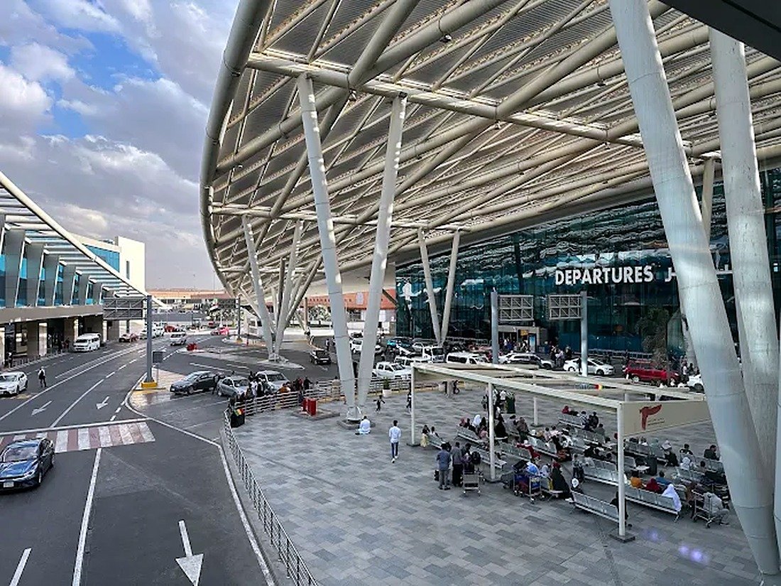 Área de embarque do Aeroporto Internacional do Cairo