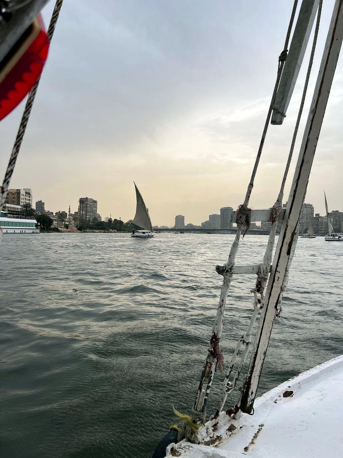 Felucca, barco a vela tradicional, navegando no rio Nilo no Cairo