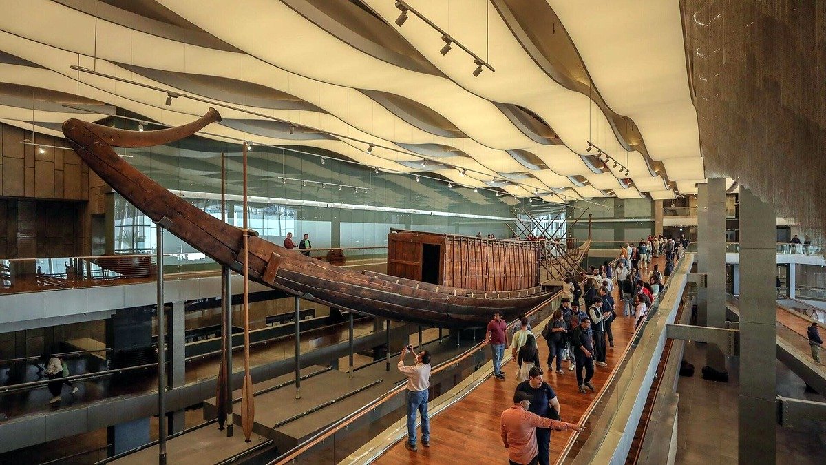 Barco solar de Quéops exposto no Grande Museu Egípcio em Gizé